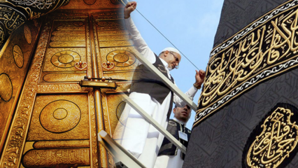 Wat zijn de kenmerken van de Kaaba-cover? Door wie werd het voor het eerst gedekt?