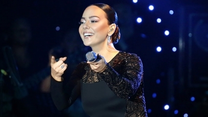 Ebru Gündeş stond voor het eerst op het podium met haar nieuwe nummer!