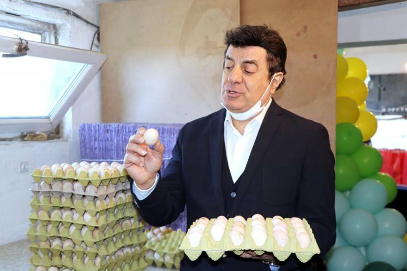 Beroemde zanger Coşkun Sabah zette een boerderij op: nu 'Yumurtacı Coşkun'