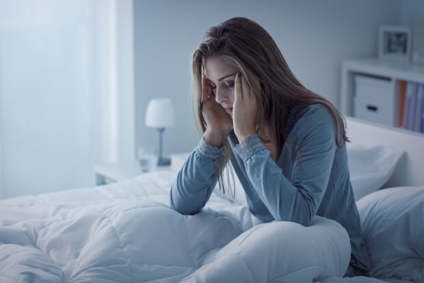 Een persoon met onvoldoende slapeloosheid veroorzaakt ook ernstige hoofdpijn.
