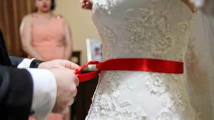 Wat is de betekenis van het rode lint? Waarom is de rode riem aan de bruid gebonden?