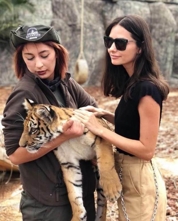 Beroemde actrice Yasemin Özilhan omarmde de wilde natuur