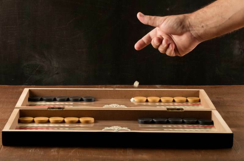 Hoe speel je backgammon? De trucs van het spelen van backgammon