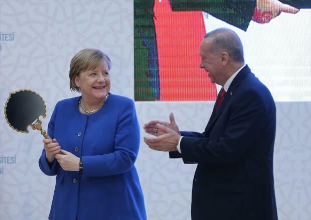 het moment waarop Angela Merkel een geschenk ontving van president Erdogan 