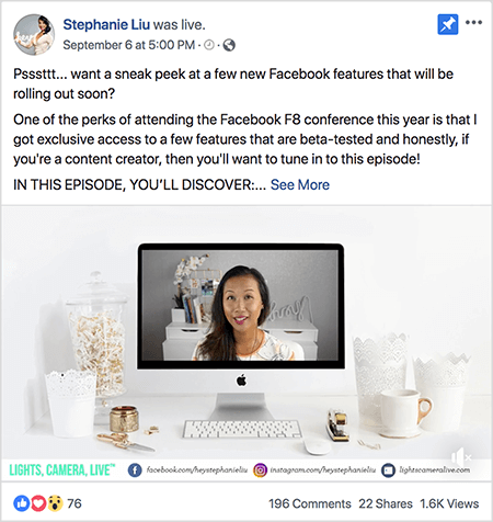 Dit is een screenshot van een Facebook Live-videopost op de Facebook-pagina van Stephanie Liu. De tekst boven de video zegt "Psssttt... wil je een voorproefje van een paar nieuwe Facebook-functies die binnenkort worden uitgerold? Een van de voordelen van het bijwonen van de Facebook F8-conferentie dit jaar is dat ik exclusieve toegang kreeg tot een paar functies die bètatest zijn en eerlijk gezegd: als u een maker van inhoud bent, wilt u hierop afstemmen aflevering! IN DEZE EPISODE ONTDEKT U: ". Vervolgens verschijnt een link Zie meer. Onder de tekst staat het video-openerscherm. Het toont een Mac-desktopcomputer op een wit bureau tegen een witte muur. Aan weerszijden van de computer verschijnen verschillende witte containers, samen met een witte muis en een nietmachine. Op het Mac-bureaublad verschijnt de video van Stephanie. Ze is een Aziatische vrouw met zwart haar dat tot onder haar schouders hangt. Ze draagt ​​make-up en een wit overhemd met een perzik en zwart abstract patroon. De achtergrond voor haar live video is een grijze kamer met een wit bureau. Op het bureau staan ​​boeken en een witte orchidee in een vierkante witte pot. Op het bureau staat ook een wit neonbord dat 