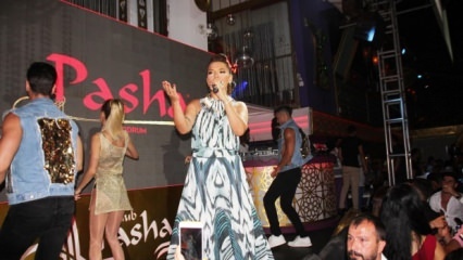 Demet Akalın gaf een concert met haar 10-jarige jurk