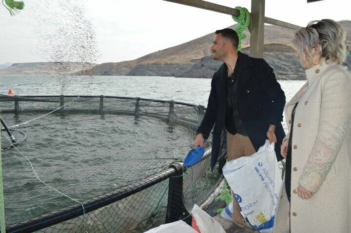 Kürşat Kılıç verliet het bankwezen en werd een visproducent met zijn vrouw!