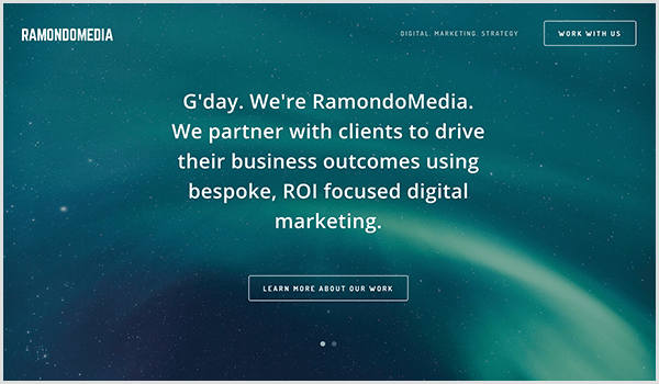 De website van RamandoMedia heeft een donkerblauwe achtergrond met sterren en lichtstrepen. Over de afbeelding verschijnt witte tekst en een knop. De tekst zegt G'day. Wij zijn RamondoMedia. We werken samen met klanten om hun bedrijfsresultaten te verbeteren met behulp van op maat gemaakte, ROI-gerichte digitale marketing. De knoptekst zegt Meer informatie over ons werk. 