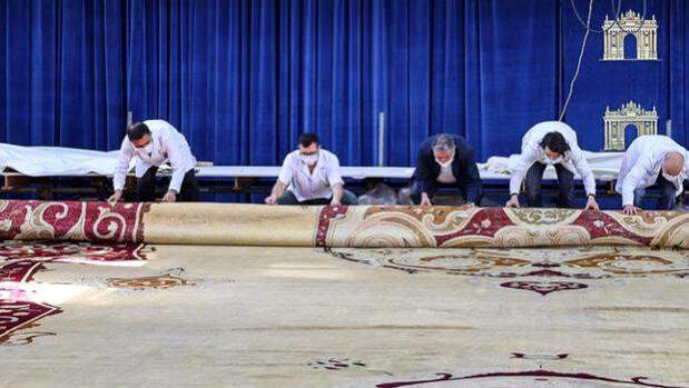 De restauratie van het grootste tapijt van de Nationale Paleizen eindigt