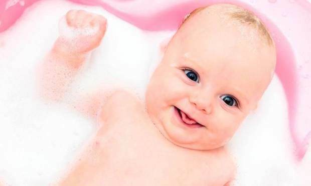 Als uw baby water inslikt tijdens het baden ..