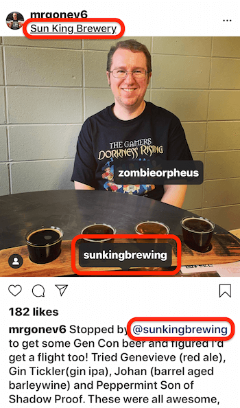 Instagram-bericht met een bericht met meerdere tags met een locatietag, een @vermelding in het bijschrift van het bericht en een tag op het afbeeldingsbericht