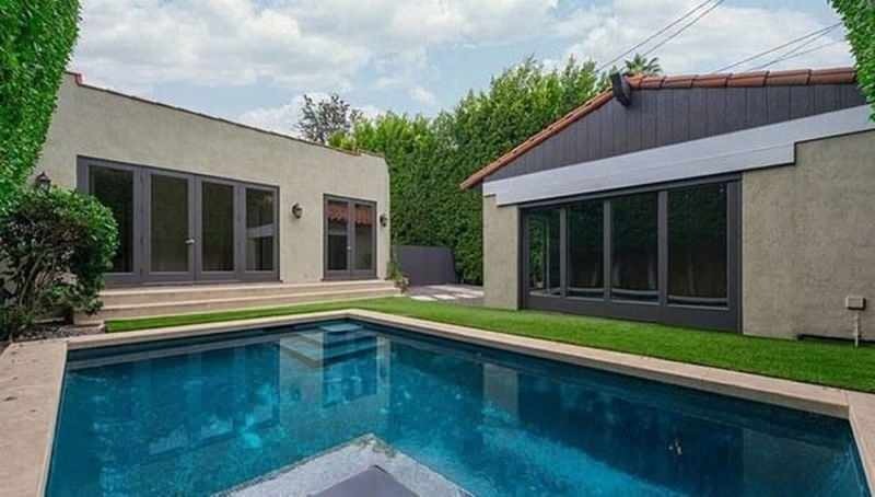 Charlize Theron zet haar bungalowhuis te koop voor $ 1,8 miljoen!