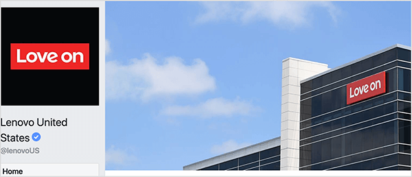 Dit is een screenshot van de koptekst van de Lenovo Facebook-pagina. Aan de linkerkant is een vierkante profielafbeelding met een zwarte achtergrond. Een rode, horizontale rechthoek in het midden zegt Love On in hetzelfde lettertype dat Lenovo gebruikt voor zijn merknaam. De pagina is getiteld Lenovo United States met de gebruikersnaam @lenovoUS. Aan de rechterkant is de omslagafbeelding, die een foto toont van een Lenovo-gebouw en een blauwe lucht met flikkerende wolken. Seth Godin heeft advertenties van Lenovo in zijn Akimbo-podcast.