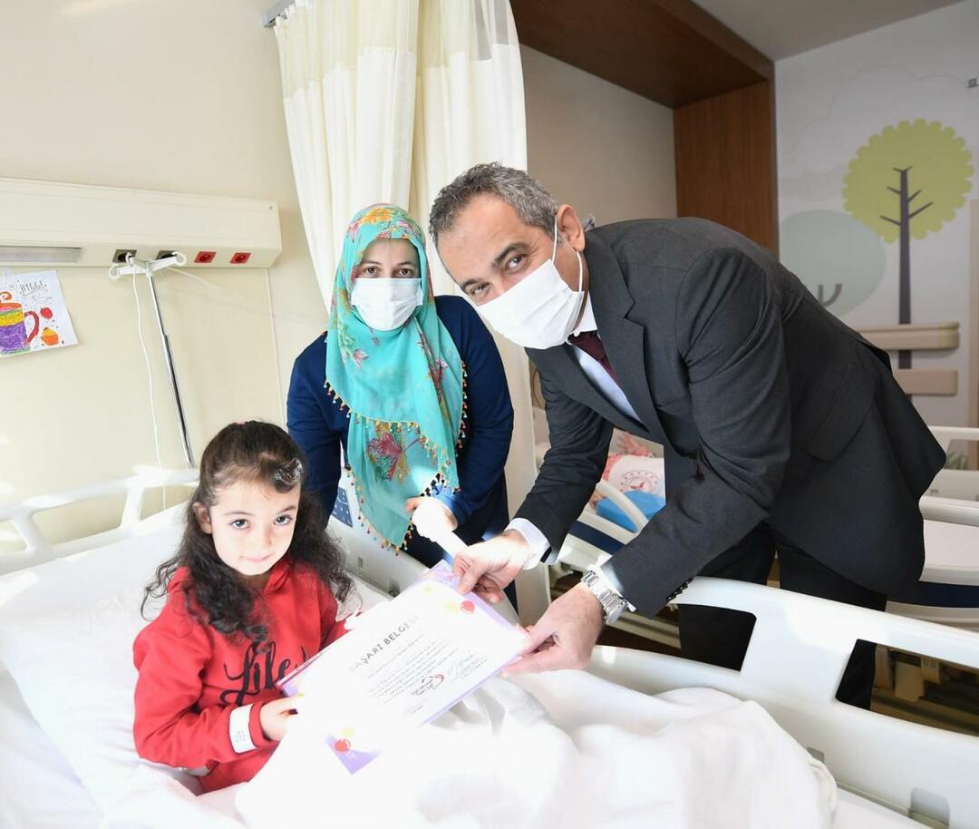 Emine Erdoğan bracht haar wensen van genezing over aan de kinderen die in het ziekenhuis werden behandeld
