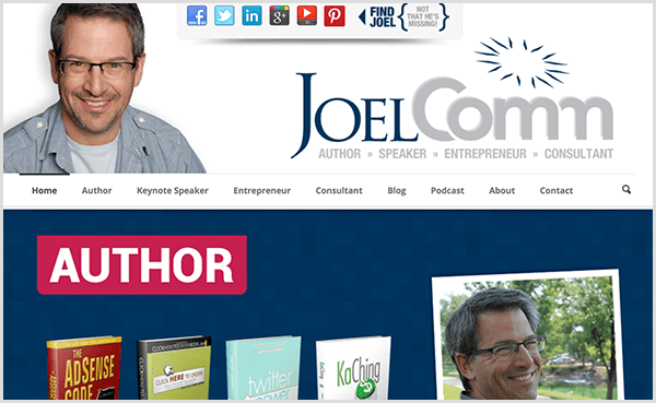 Op de website van Joel Comm staat een foto van Joel die glimlacht en een casual, lichtblauw overhemd met button-down draagt ​​en een lichtgrijs t-shirt eronder. De navigatie bevat opties voor thuis, auteur, keynote-spreker, ondernemer, consultant, blog, podcast, over en contact. De afbeelding van de schuifregelaar onder de navigatie markeert de boeken die hij heeft geschreven.
