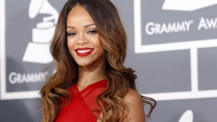 Online rode lippenstiftrijles van Rihanna