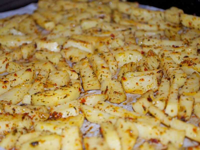 Hoe maak je pittige aardappelen in de oven? Het gemakkelijkste gebakken pittige aardappelrecept