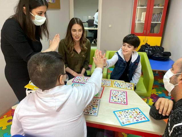 Zinvol bezoek van Mustafa Konak, zoon van Burcu Biricik, met autisme in de tv-serie 'Fatma'