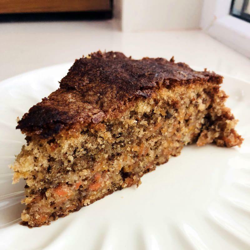 Hoe maak je de gemakkelijkste cake met wortel-walnoot-kaneel?