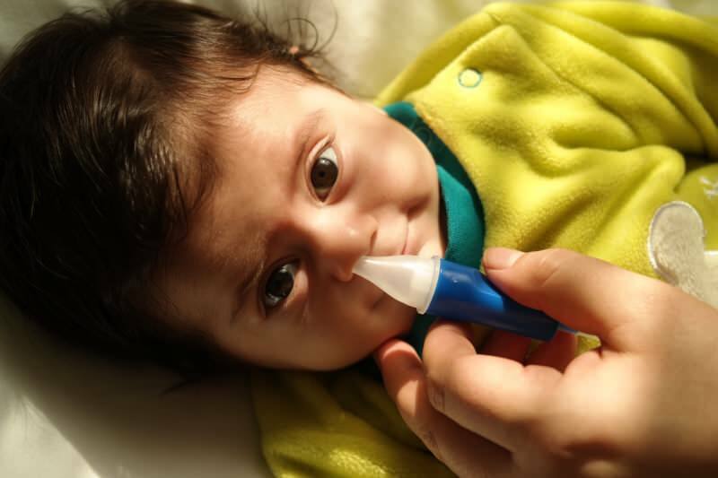 Hoe de neus van baby's schoonmaken zonder pijn te doen? Verstopte neus en reinigingsmethode bij zuigelingen