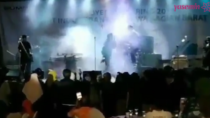 De tsunami in Indonesië werd tijdens het concert weerspiegeld in de camera's!