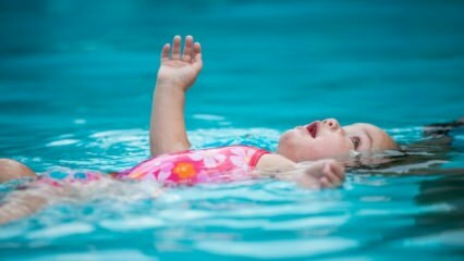 Kunnen baby's zwemmen in het zwembad of in de zee?