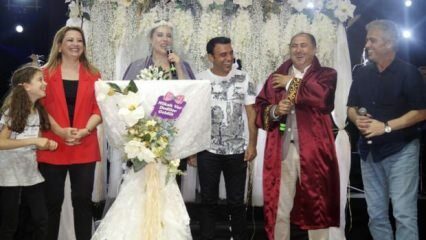 Verras bruiloft op het podium door Funda Arar