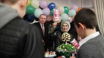 Een bericht van First Lady Erdogan over iftar waar ze de kinderen in Love Houses hebben gehost