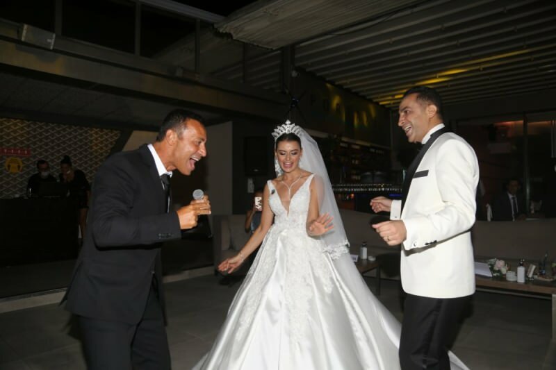 De bruiloft die bekende namen samenbrengt! Sinan Güzel en Seval Duğan zijn getrouwd