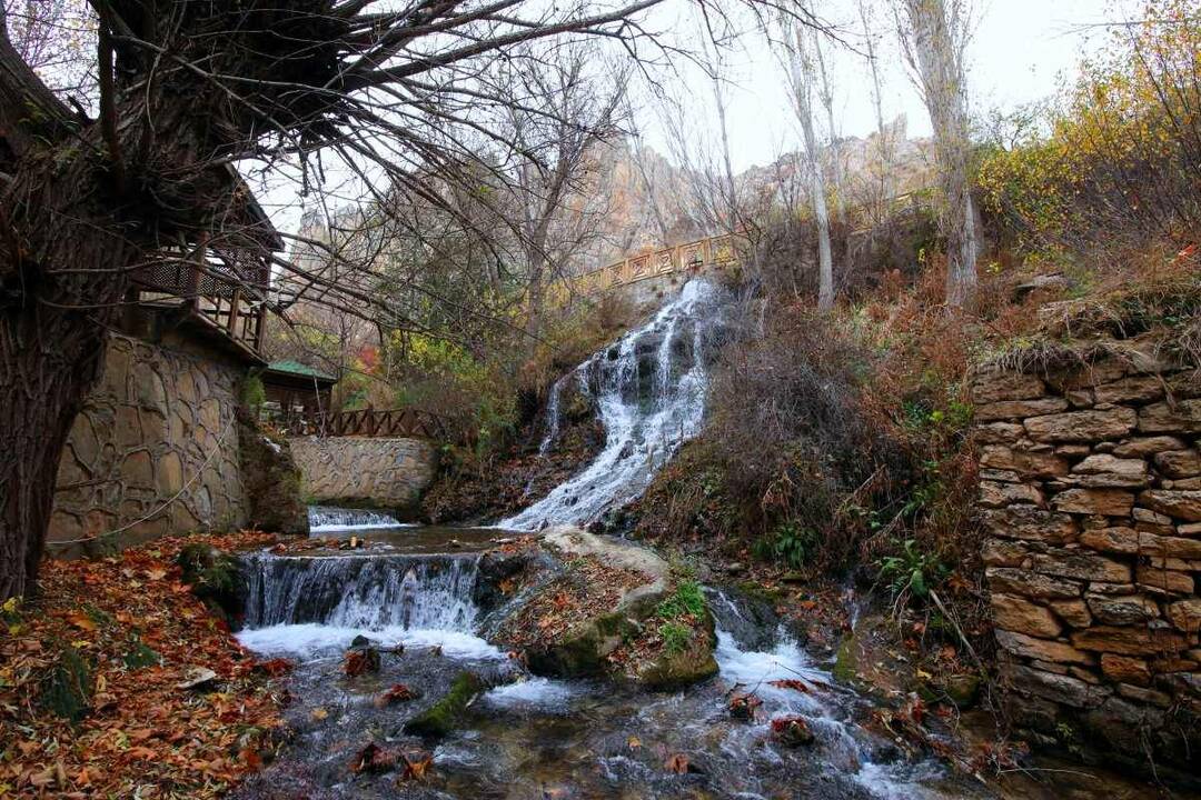 De Günpınar-waterval biedt een overvloed aan kleuren