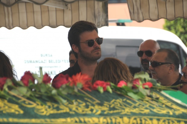 Kivanc Tatlitug bij de begrafenis van de vader van Maagd