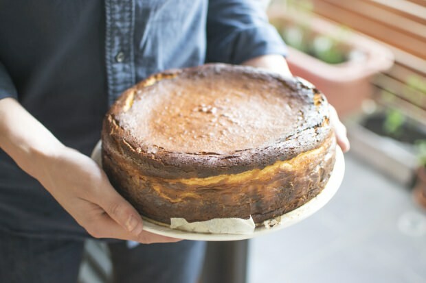 Hoe maak je de gemakkelijkste cheesecake van San Sebastian? San Sebastian cheesecake-trucs