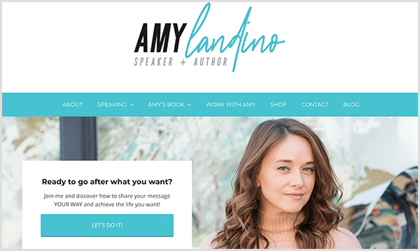 De website van Amy Landino weerspiegelt haar nieuwe persoonlijke merk. De website heeft turquoise accentkleuren. De kop zegt Amy Landino, spreker en auteur. Er verschijnt een foto van Amy onder de navigatiebalk met een vak met de tekst Ready To Go After What You Want? Een blauwe knop zegt Let's Do It.