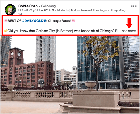 Dit is een screenshot van een LinkedIn-video van Goldie Chan. Rode highlights in de afbeelding laten zien hoe tekst wordt weergegeven boven videoposts in de LinkedIn-nieuwsfeed. Boven de video verschijnen twee regels tekst, gevolgd door drie puntjes en een "zie meer" -link. De tekst zegt "BEST OF #DAILYGOLDIE: Chicago Facts! Wist je dat Gotham City (in Batman) buiten Chicago was gevestigd... . “Het videobeeld toont gebouwen in het centrum van Chicago langs de Chicago River.
