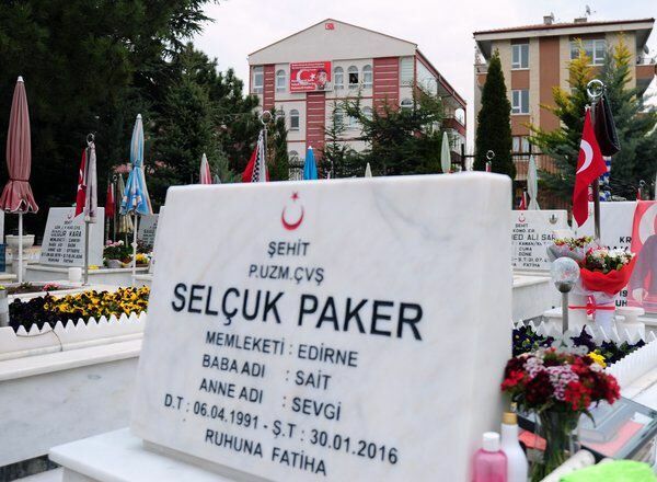 De moeder van martelaar Selcuk Paker ging tegenover het graf van haar zoon staan!