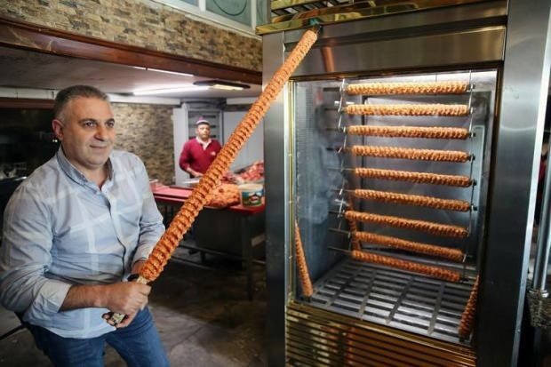 Een geheel nieuwe smaak in Adana! Deze Adana-kebab wordt langer!