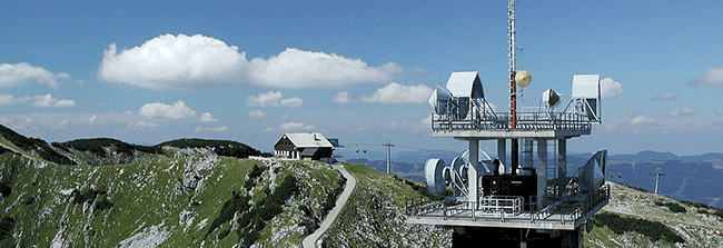 radiotoren op een berg in Oostenrijk
