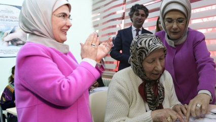 'Geletterdheidscampagne' van First Lady Erdoğan delen