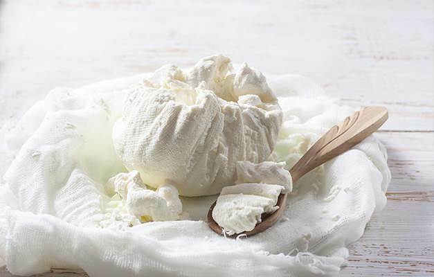 Hoe kaasdoek te gebruiken bij het maken van kaas en gezeefde yoghurt