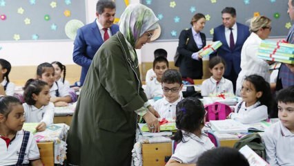 First Lady Erdoğan deelde notebooks uit aan studenten!
