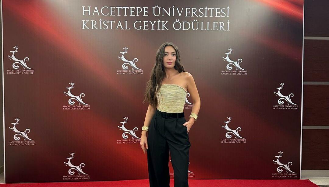  Neslihan Atagül tijdens de prijsuitreiking 