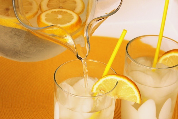 Voordelen van het regelmatig drinken van citroensap
