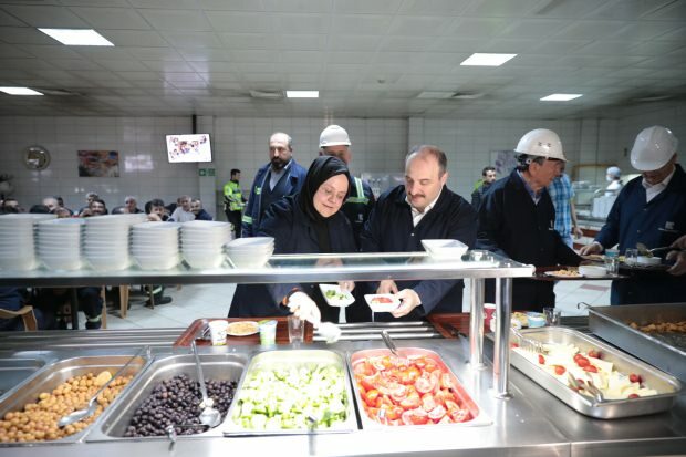Minister Zehra Zümrüt Selçuk en Mustafa Varank stonden in de rij voor het sahur-diner.