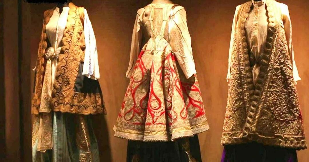 Hoe zag de dameskleding eruit in het Ottomaanse paleis in de 18e en 19e eeuw?