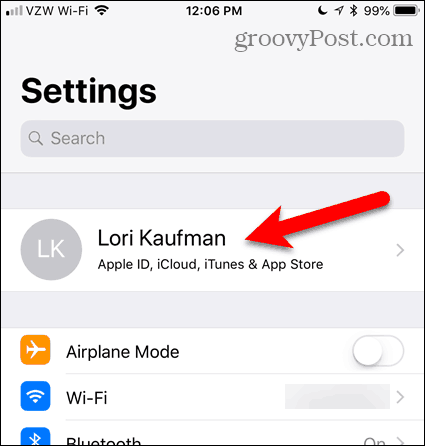 Tik op je naam in de app Instellingen in iOS