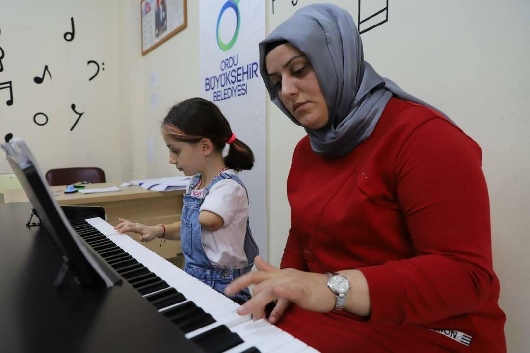 Zeynep leert piano spelen met haar moeder