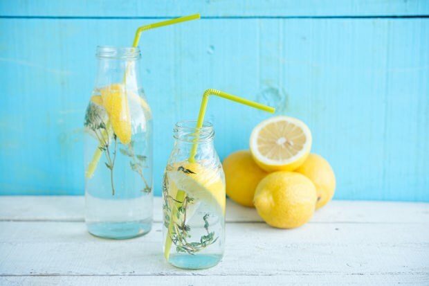 Wordt het drinken van citroenwater op een lege maag 's ochtends verzwakt? Citroenwaterrecept voor gewichtsverlies