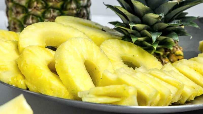 hoe ananas te snijden
