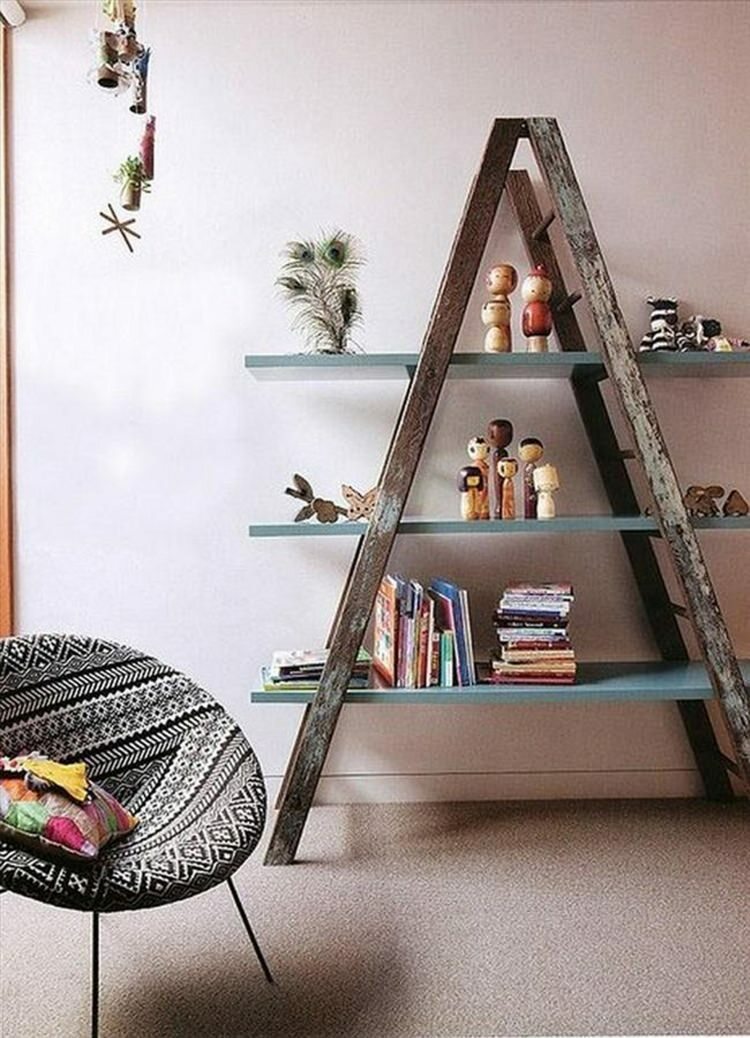 Decoratieve boekenkast maken met oude trap