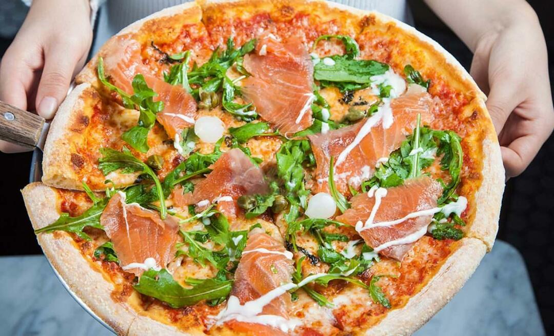 Hoe zalmpizza maken? Geweldig recept voor pizza met gerookte zalm